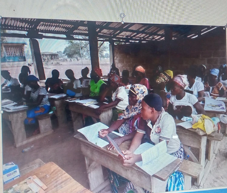 les apprenants en pleine cours d'alphabétisation 